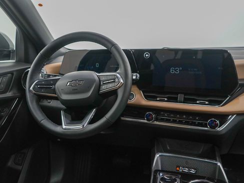 Used 2025 Chevrolet Equinox ACTIV image 12