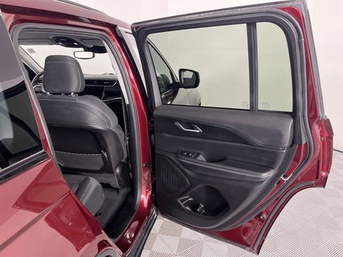 Used 2023 Jeep Grand Cherokee Laredo image 27