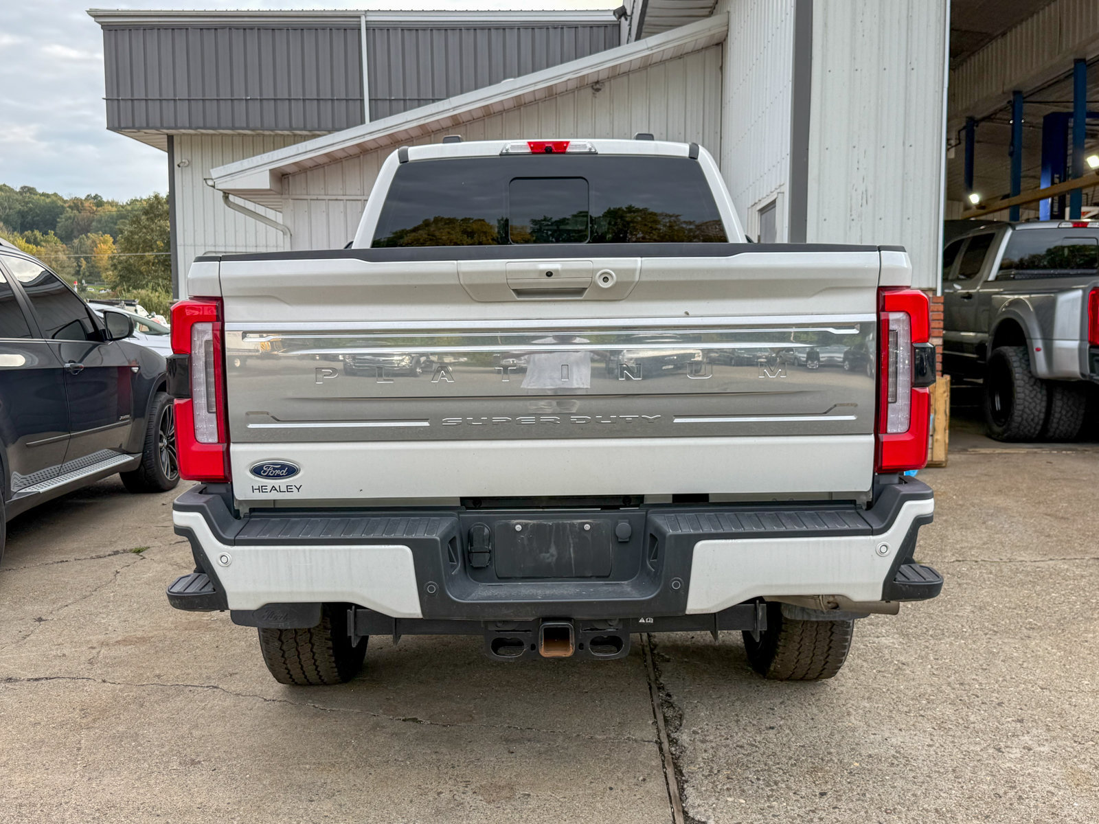 Certified 2025 Ford F350 Platinum w/ Platinum Plus Package AWD/4WD image 4