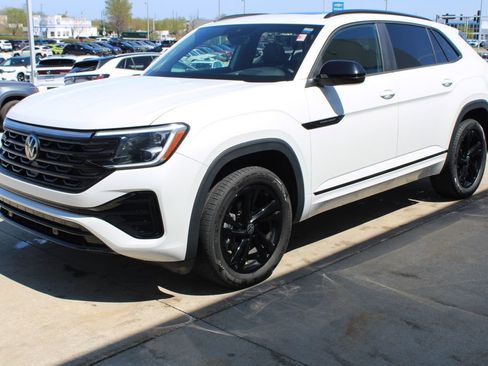 Certified 2025 Volkswagen Atlas Cross Sport SEL R-Line AWD/4WD image 3