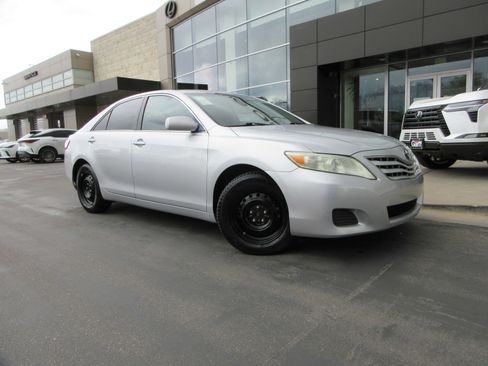 Used 2010 Toyota Camry LE FWD image 14