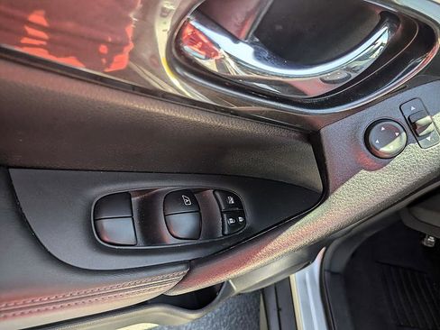 Used 2017 Nissan Rogue SV w/ SV Premium Package image 15