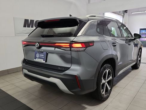 Certified 2025 Volkswagen Tiguan SE w/ Panoramic Sunroof Package AWD/4WD image 4