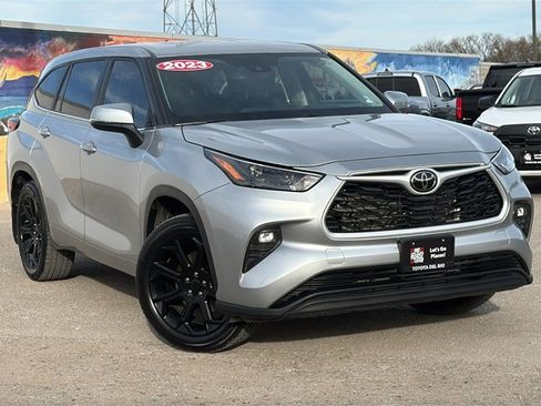 Used 2023 Toyota Highlander LE image 1