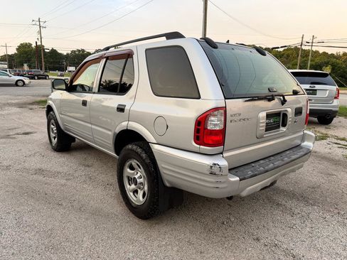 Used 2003 Isuzu Rodeo S RWD image 3