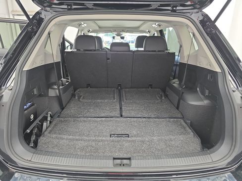 Used 2023 Volkswagen Tiguan SE w/ Panoramic Sunroof Package FWD image 13