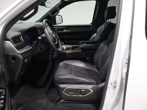 Used 2024 Jeep Wagoneer L Series II w/ Flexible Seating Group AWD/4WD image 9