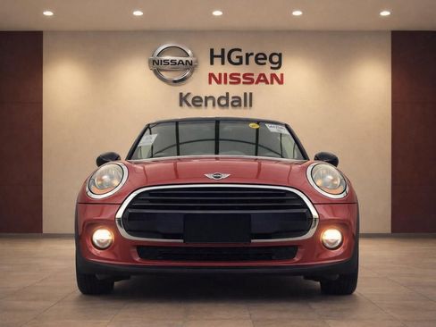 Used 2017 MINI Cooper 4-Door Hardtop w/ Technology Package FWD image 5