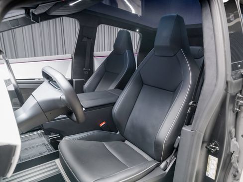 Used 2024 Tesla Cybertruck AWD Crew Cab image 31