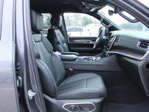 Used 2022 Jeep Wagoneer Series III w/ Flexible Seating Group image 16