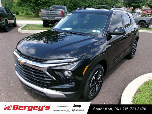 Used 2024 Chevrolet TrailBlazer LT w/ Driver Confidence Package AWD/4WD image 1