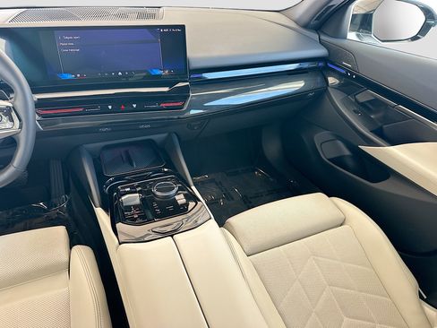 Used 2024 BMW 530i w/ Convenience Package RWD image 21