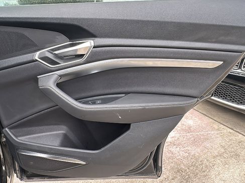 Used 2021 Audi e-tron Premium Plus w/ Premium Plus Package image 27