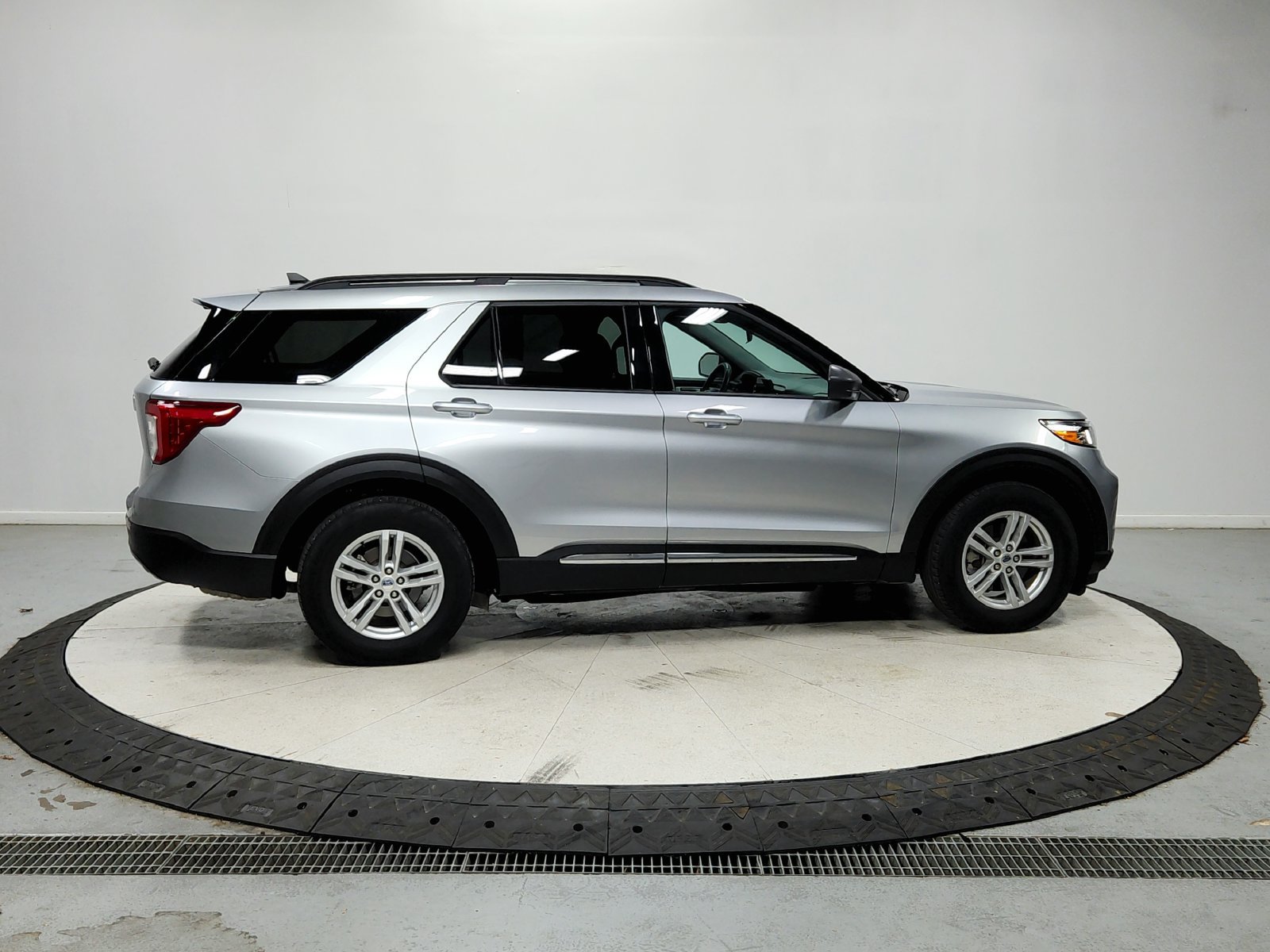 Used 2023 Ford Explorer XLT w/ Equipment Group 202A RWD image 9