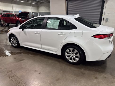 Used 2025 Toyota Corolla LE FWD image 5