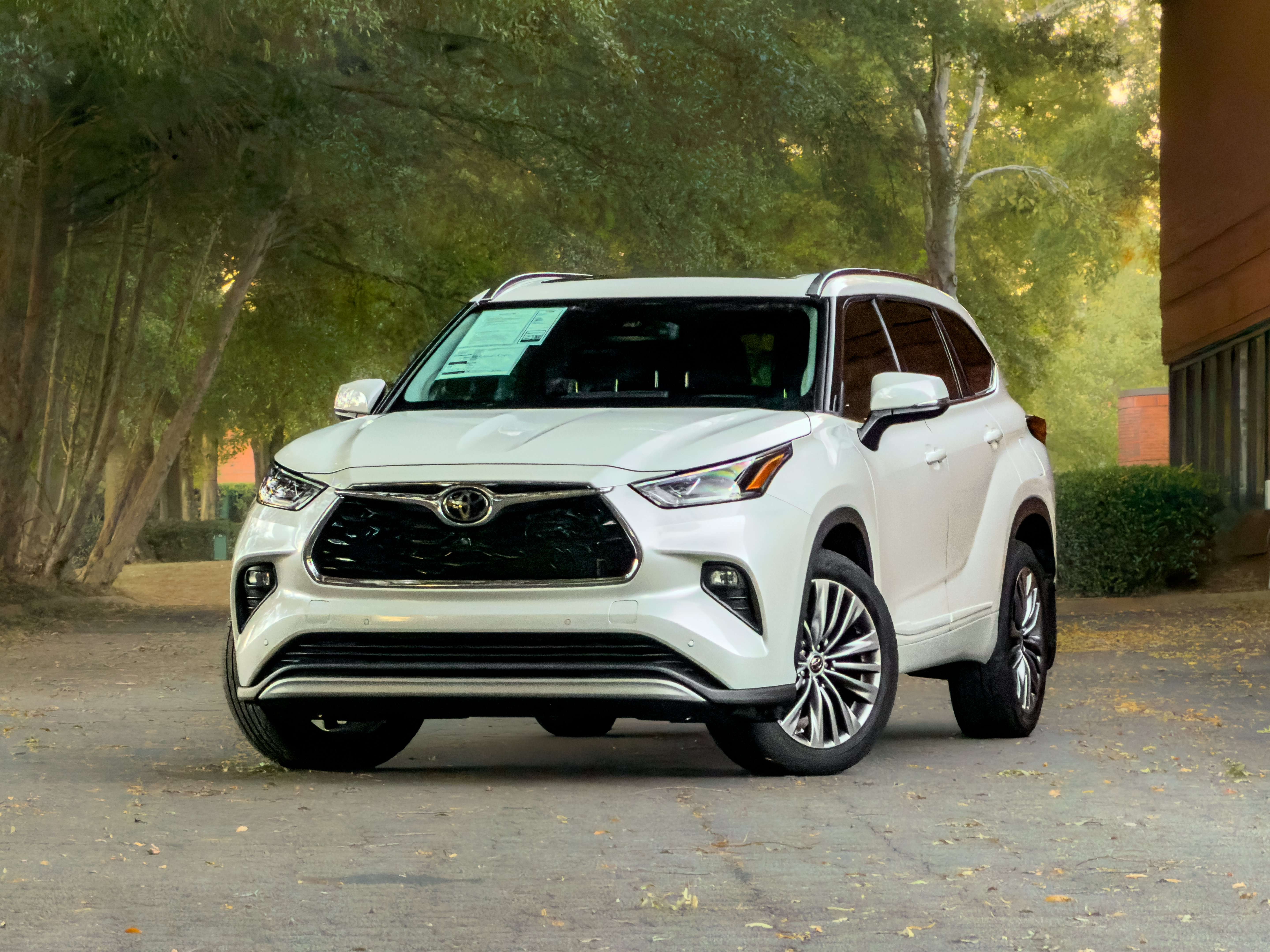 Used 2021 Toyota Highlander Platinum AWD/4WD image 2