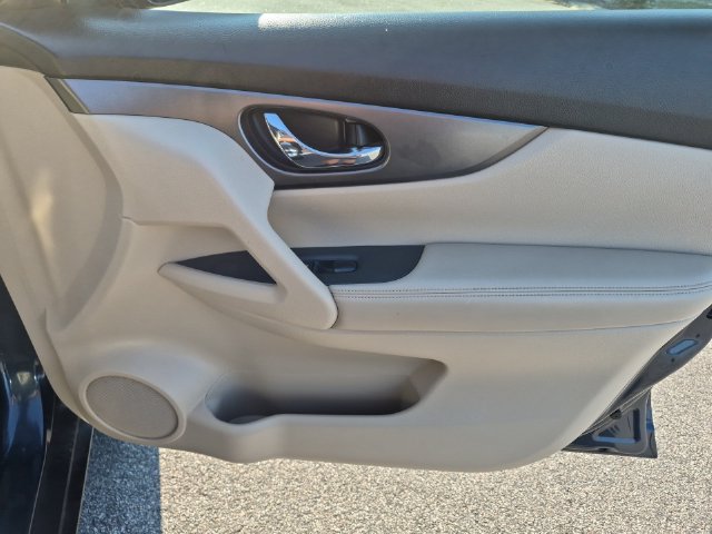 Used 2016 Nissan Rogue SV w/ SV Premium Package FWD image 35
