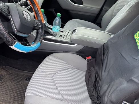 Used 2021 Toyota Highlander LE image 5