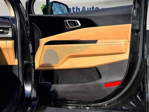 Used 2022 Kia Carnival EX image 27