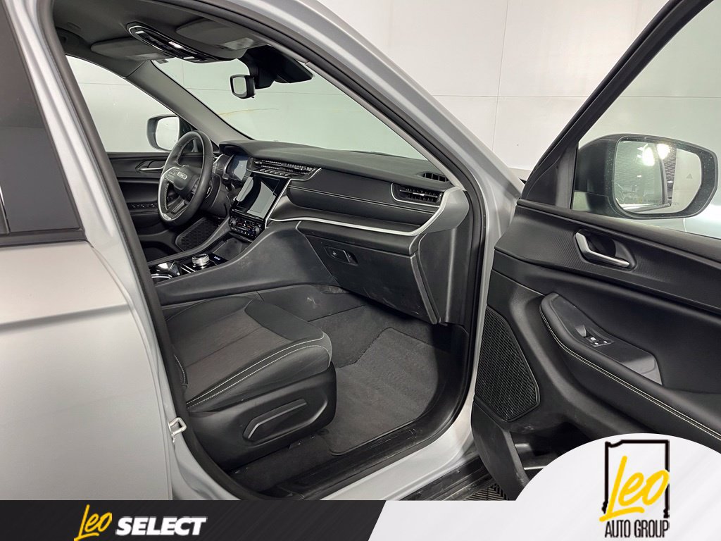 Used 2023 Jeep Grand Cherokee Laredo w/ Luxury Tech Group I RWD image 13