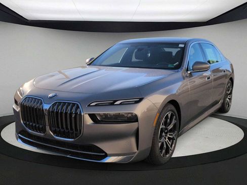 Used 2025 BMW i7 eDrive50 RWD image 4