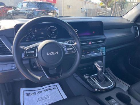 Used 2025 Kia Seltos SX w/ SX Sunroof Package image 13