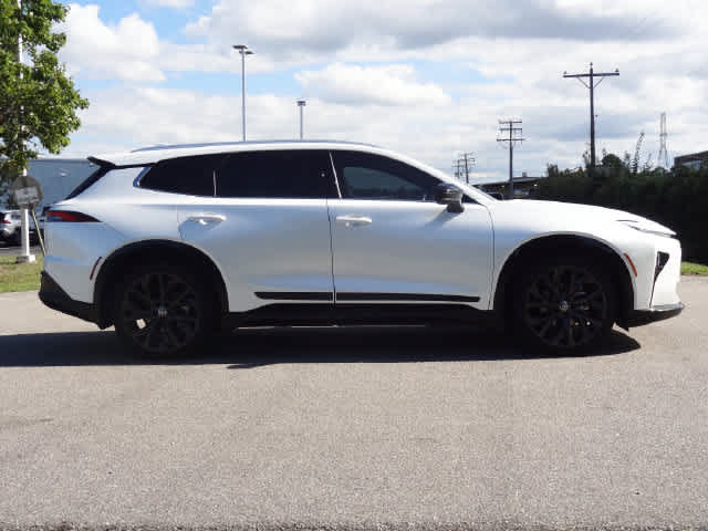 Used 2025 Toyota Crown Signia w/ Advanced Technology Package AWD/4WD image 4