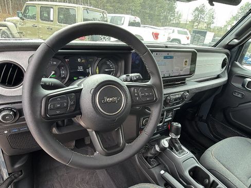 Used 2025 Jeep Wrangler Willys image 25
