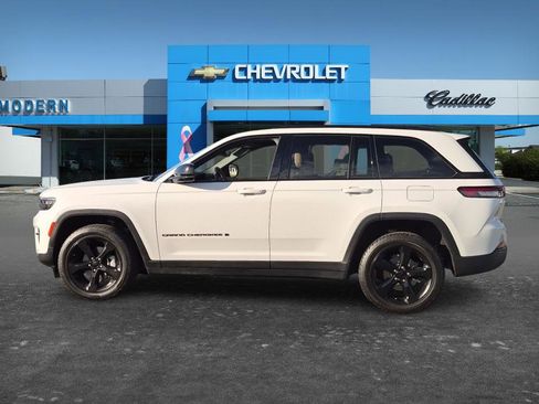 Used 2023 Jeep Grand Cherokee Limited w/ Black Appearance Package AWD/4WD image 2