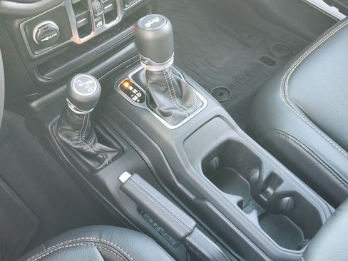 Used 2025 Jeep Wrangler Unlimited Sahara AWD/4WD image 21