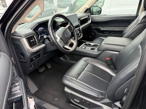 Used 2024 Ford Expedition XLT RWD image 4