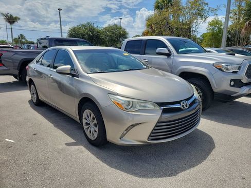 Used 2017 Toyota Camry XLE FWD image 3