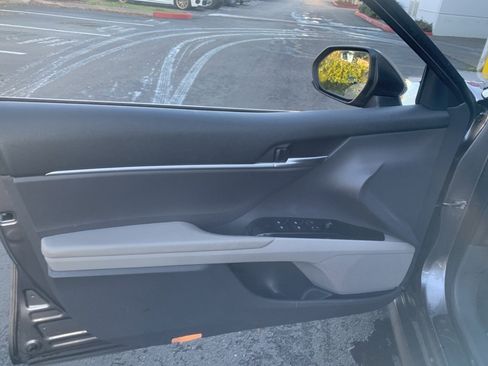 Used 2019 Toyota Camry L image 8