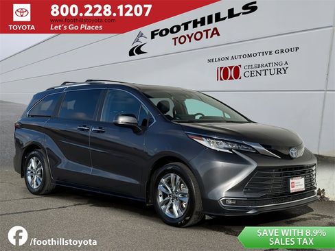 Certified 2025 Toyota Sienna Limited image 1