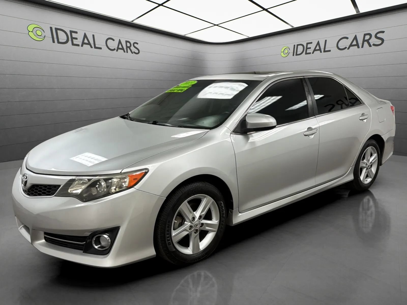 Used 2013 Toyota Camry SE FWD image 1