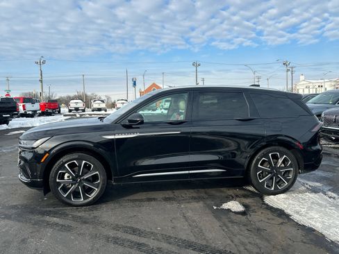 Used 2024 Lincoln Nautilus Reserve image 1