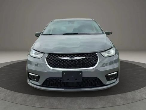 Used 2023 Chrysler Pacifica Touring-L FWD image 3