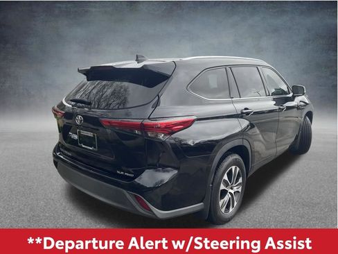 Used 2020 Toyota Highlander XLE AWD/4WD image 8