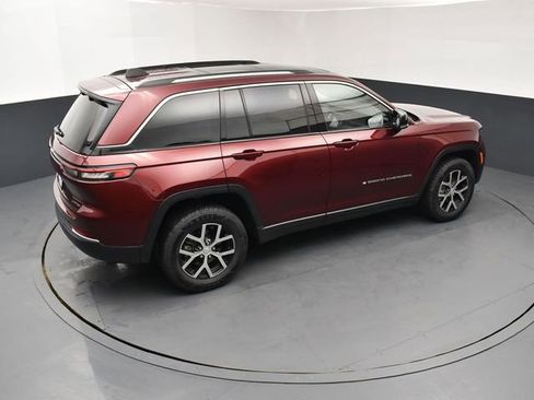 Used 2023 Jeep Grand Cherokee Limited w/ Luxury Tech Group II image 18