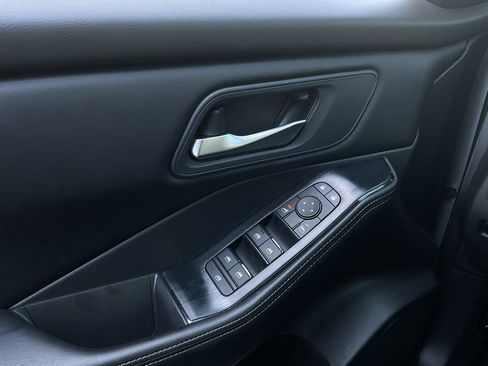 Used 2025 Nissan Rogue SV FWD image 17