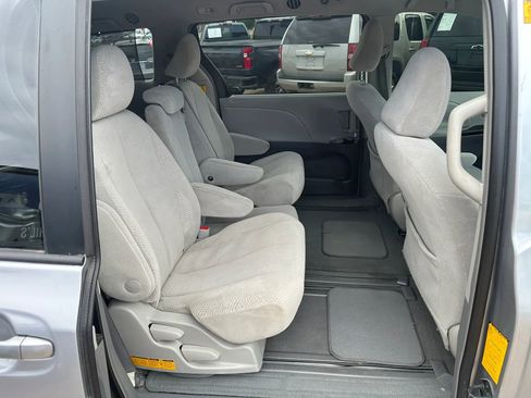 Used 2011 Toyota Sienna LE FWD image 12