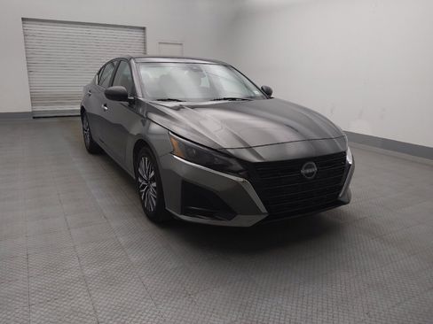 Used 2025 Nissan Altima 2.5 SV FWD image 14