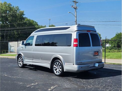 Used 2022 GMC Savana 2500 w/ Enhanced Convenience Package RWD image 11