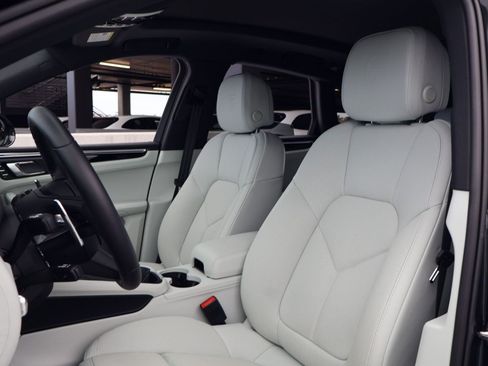 Certified 2026 Porsche Macan AWD/4WD image 5