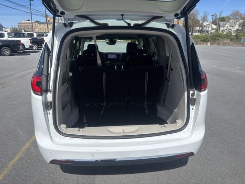 Used 2024 Chrysler Pacifica Touring-L FWD image 4