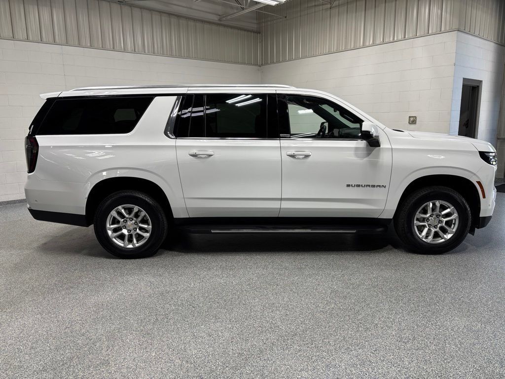 Used 2026 Chevrolet Suburban LT w/ Comfort Package AWD/4WD image 8