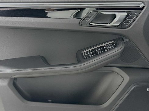 Certified 2025 Porsche Macan AWD/4WD image 11