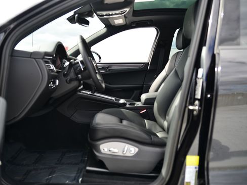 Used 2026 Porsche Macan AWD/4WD image 5