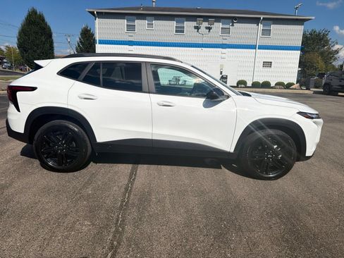 Used 2024 Chevrolet Trax ACTIV w/ Sunroof Package FWD image 6