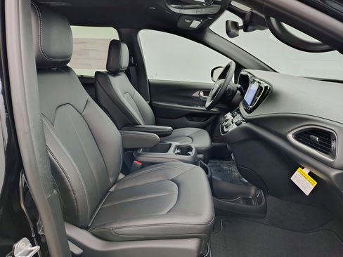 New 2026 Chrysler Pacifica Select FWD image 22